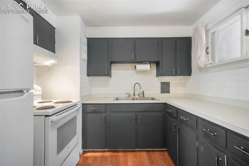 Image 9 of 46: Kitchen