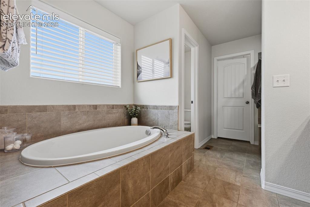 Image 20 of 42: 5 piece master bath