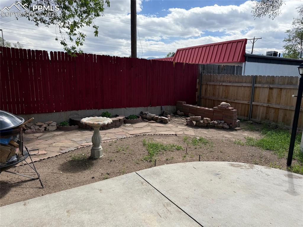 Image 18 of 20: Yard