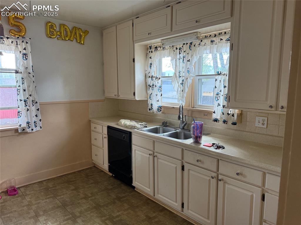 Image 4 of 20: Kitchen