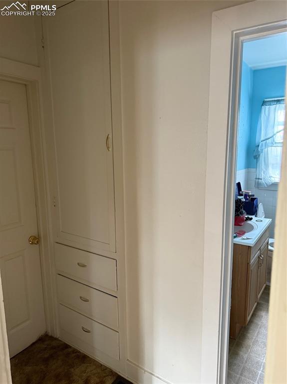 Image 9 of 20: Closet