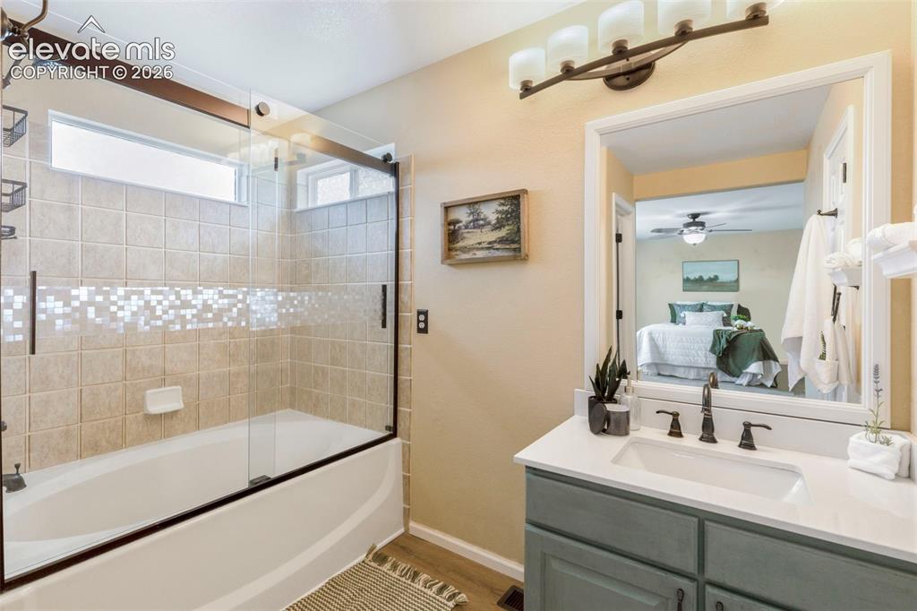 Image 22 of 44: Bathroom
