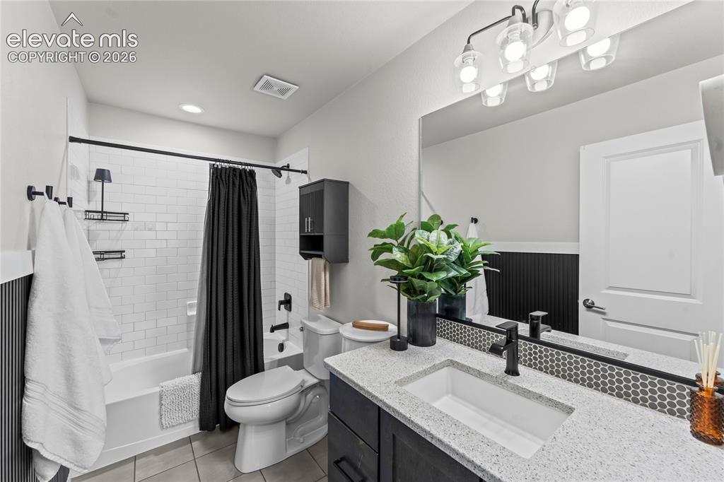 Image 20 of 44: Bathroom