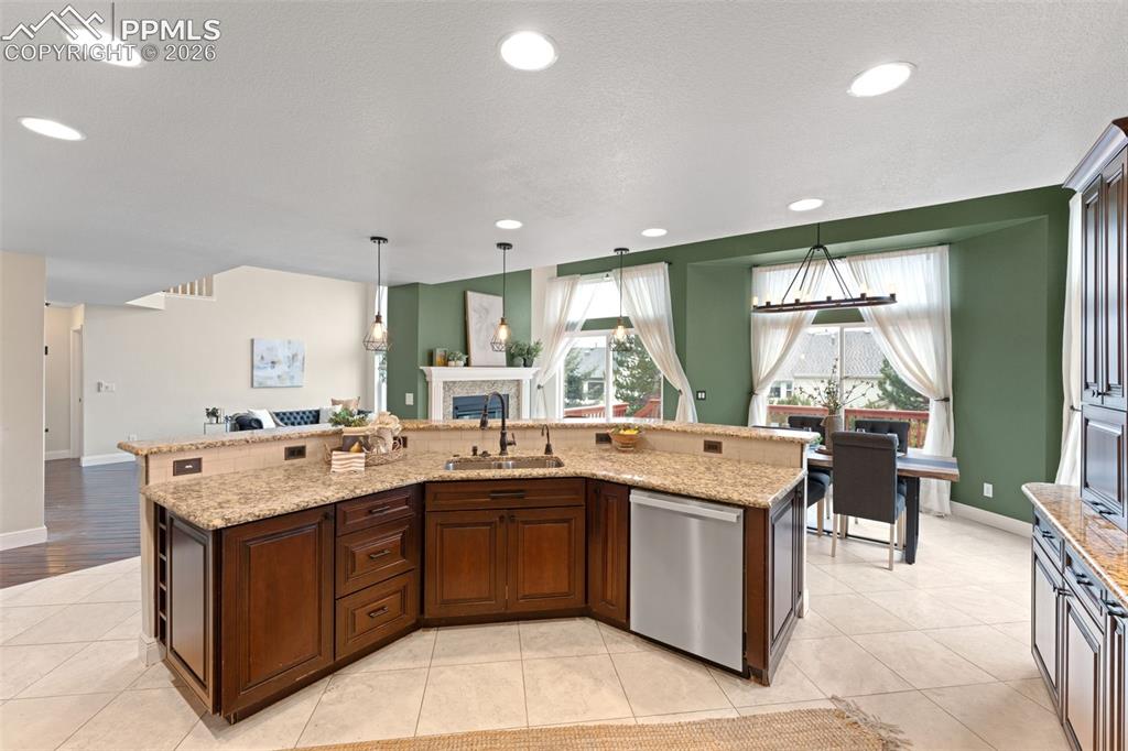 Image 12 of 50: Kitchen