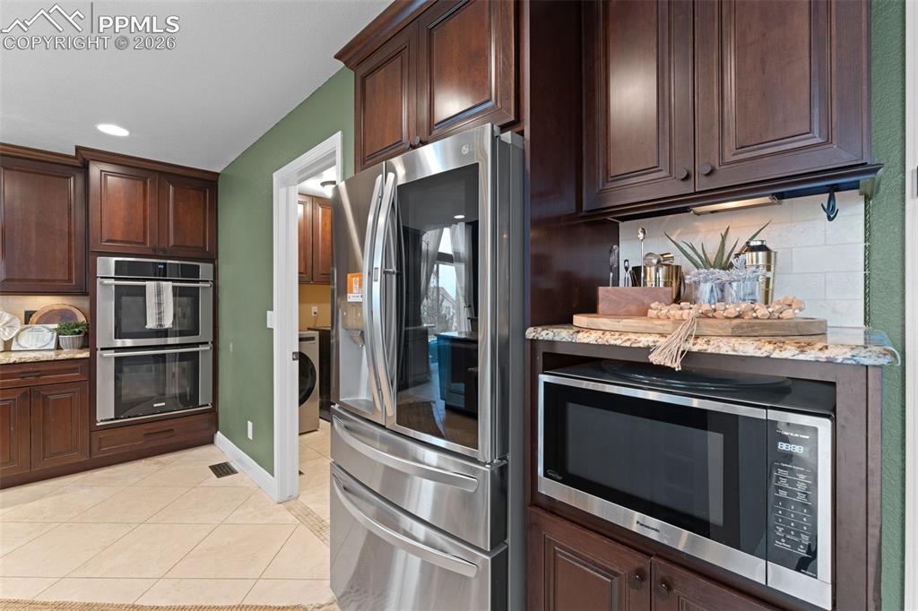 Image 13 of 50: Kitchen
