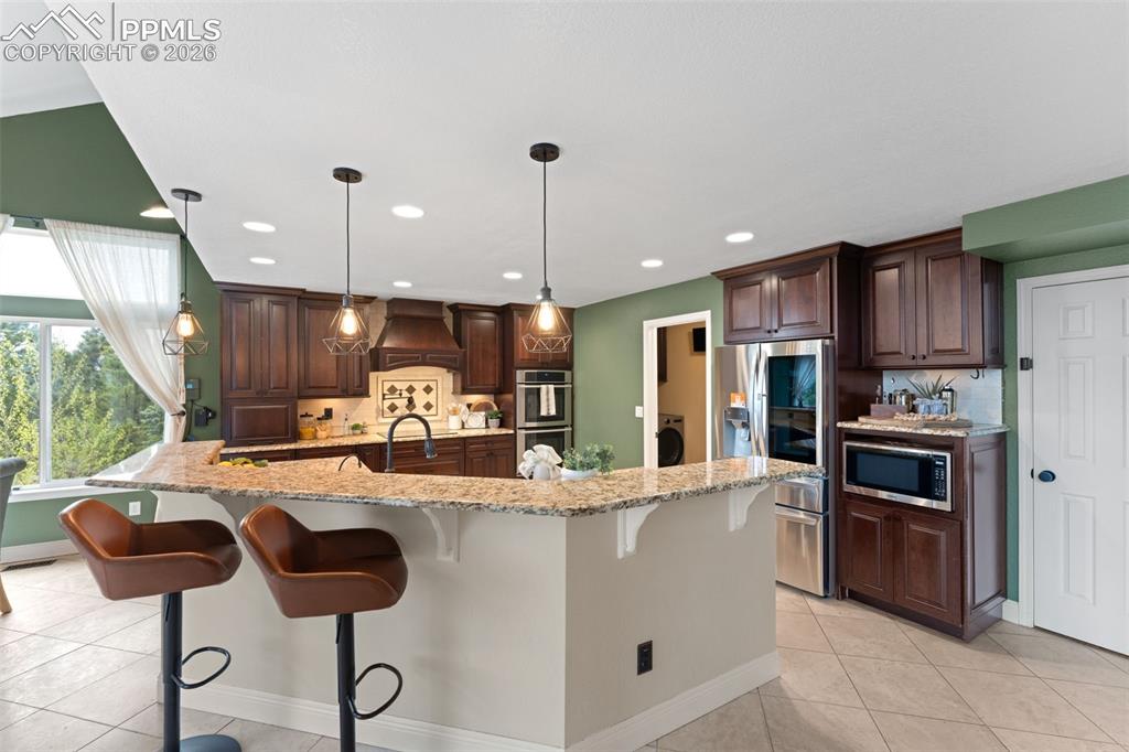 Image 14 of 50: Kitchen