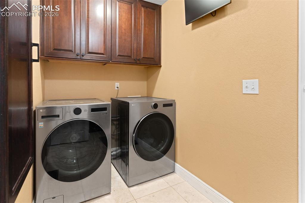 Image 18 of 50: Laundry
