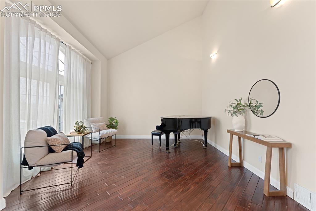 Image 7 of 50: Sitting Room