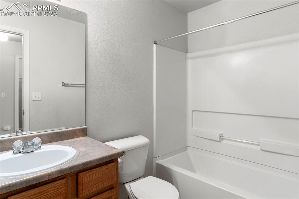 Image 11 of 14: Bathroom