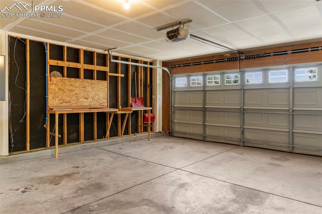 Image 12 of 14: Garage