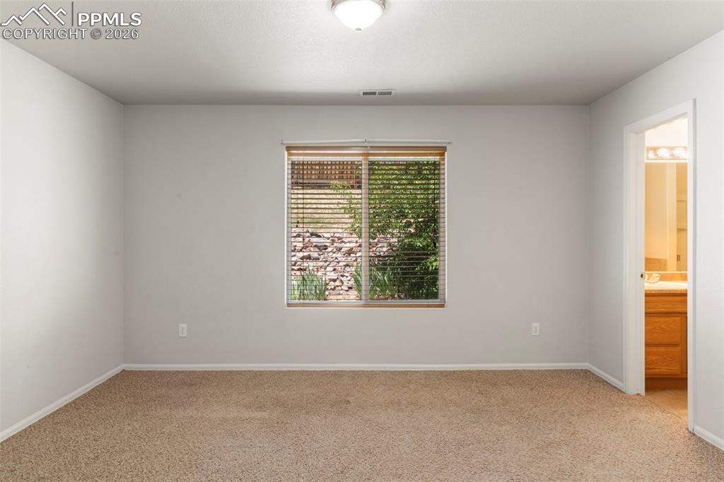 Image 5 of 14: Bedroom