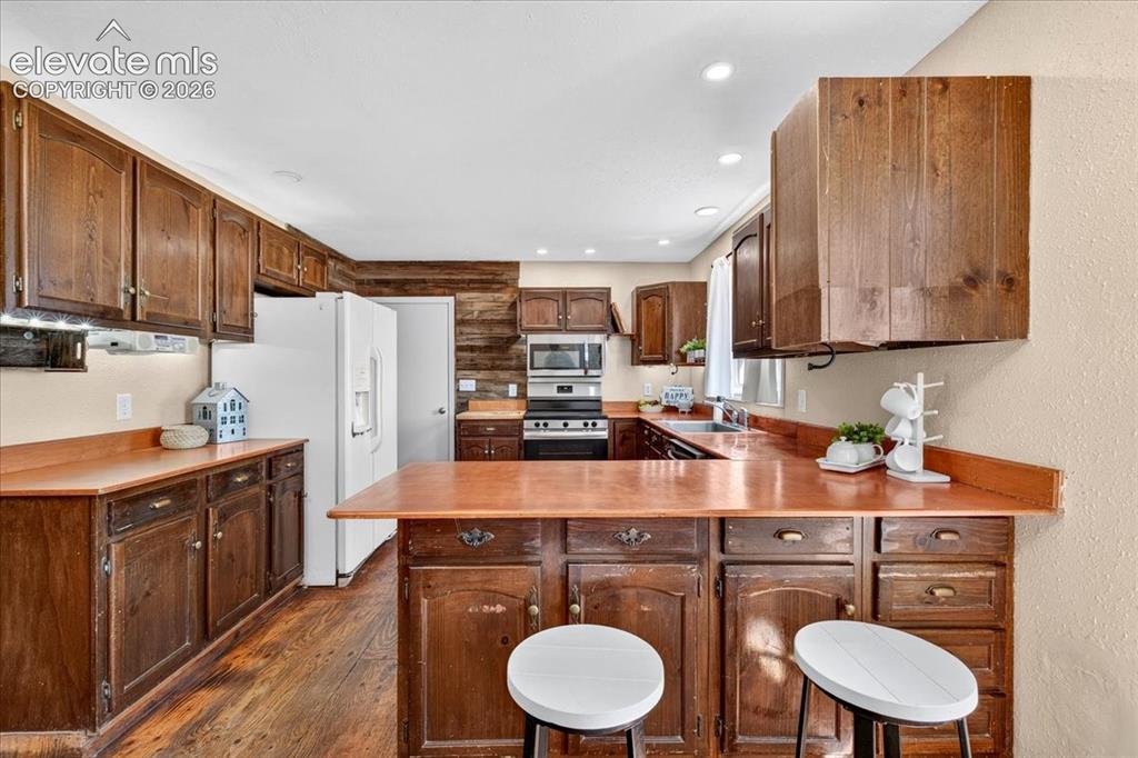 Image 11 of 34: Kitchen
