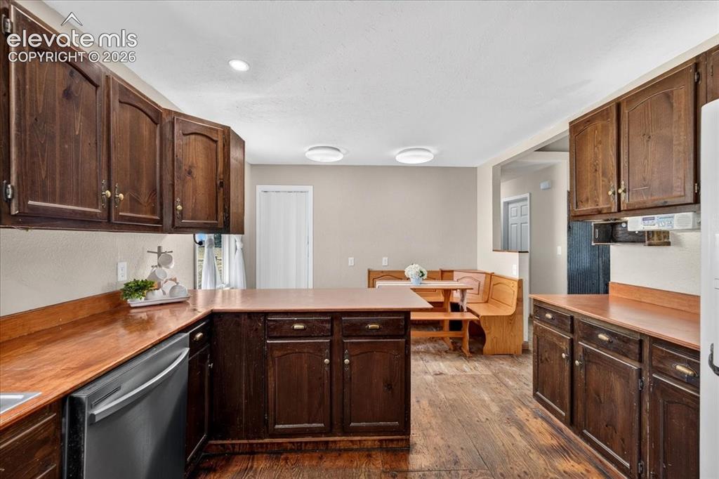 Image 13 of 34: Kitchen