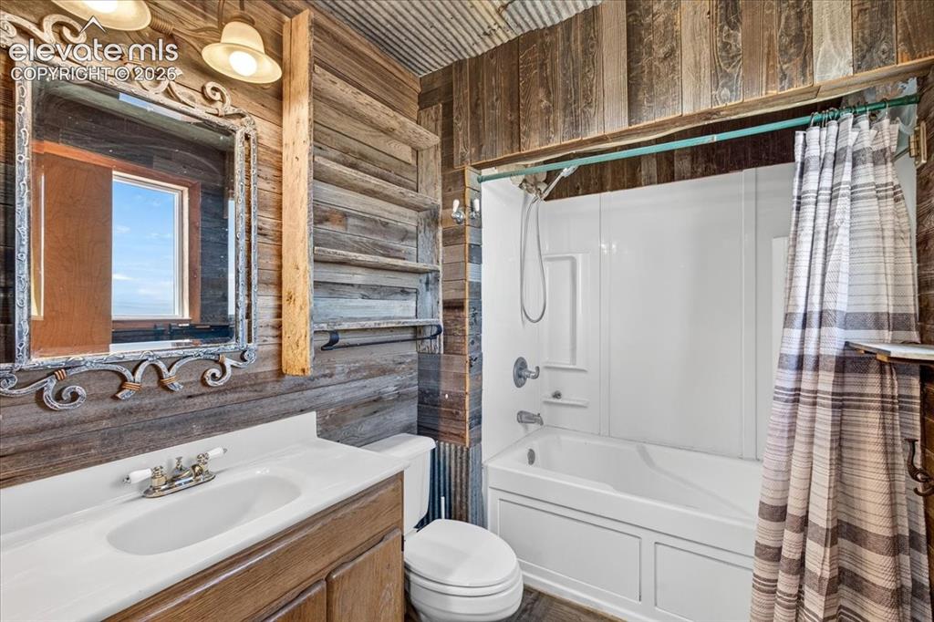 Image 15 of 34: Bathroom