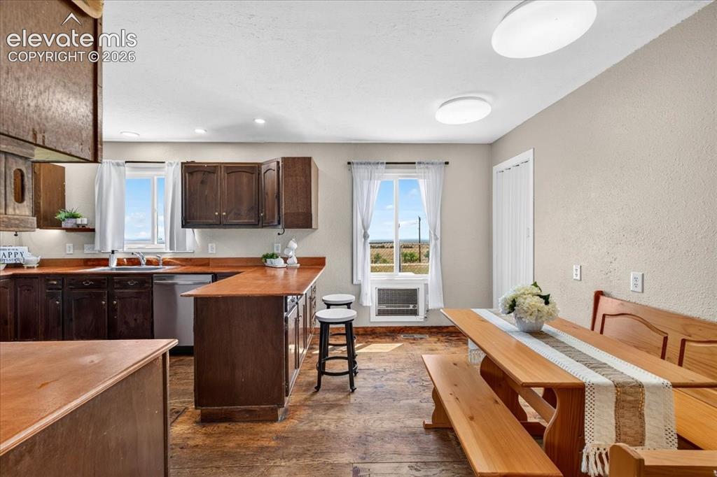 Image 7 of 34: Kitchen