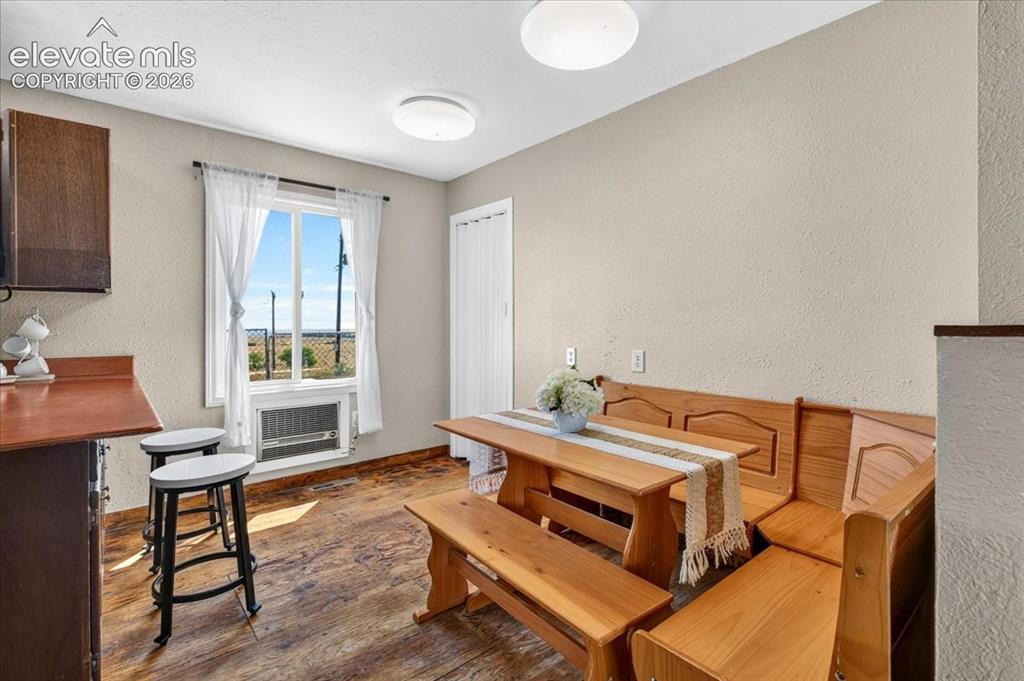 Image 8 of 34: Dining Area