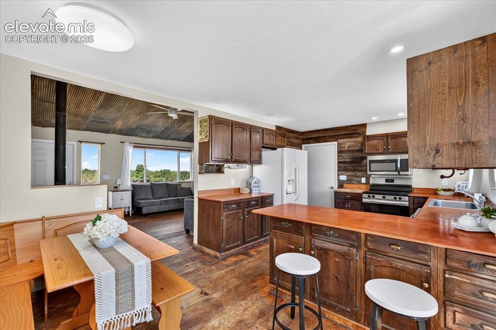Image 9 of 34: Kitchen