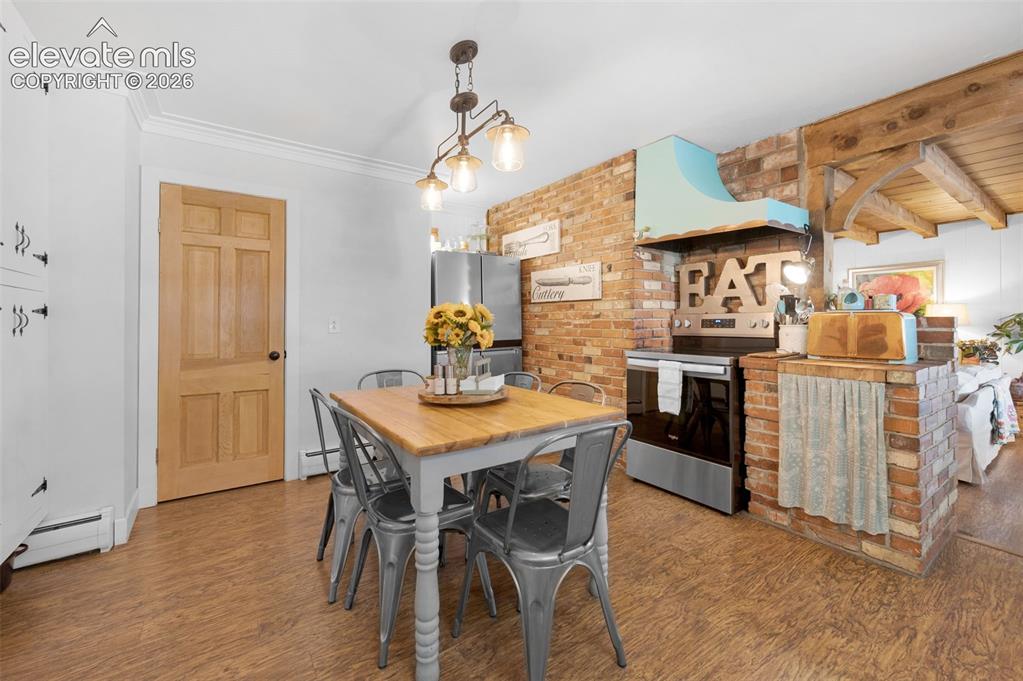 Image 10 of 50: Kitchen