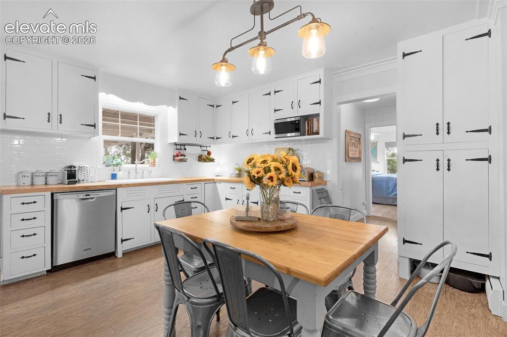 Image 11 of 50: Kitchen
