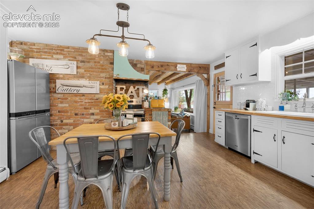 Image 8 of 50: Kitchen