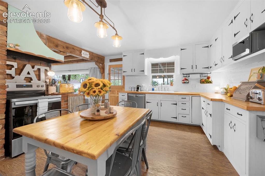 Image 9 of 50: Kitchen