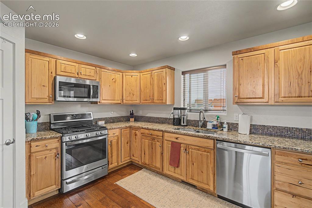 Image 7 of 37: Kitchen