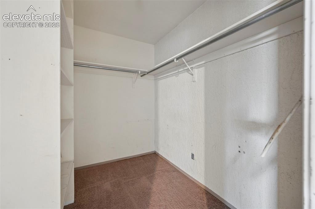 Image 41 of 47: Integrated shelving unit and dual clothing rods