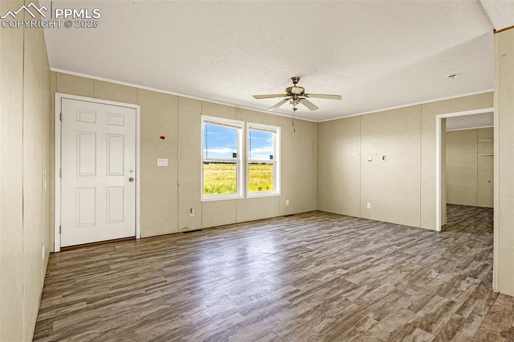 Image 10 of 23: Living Room