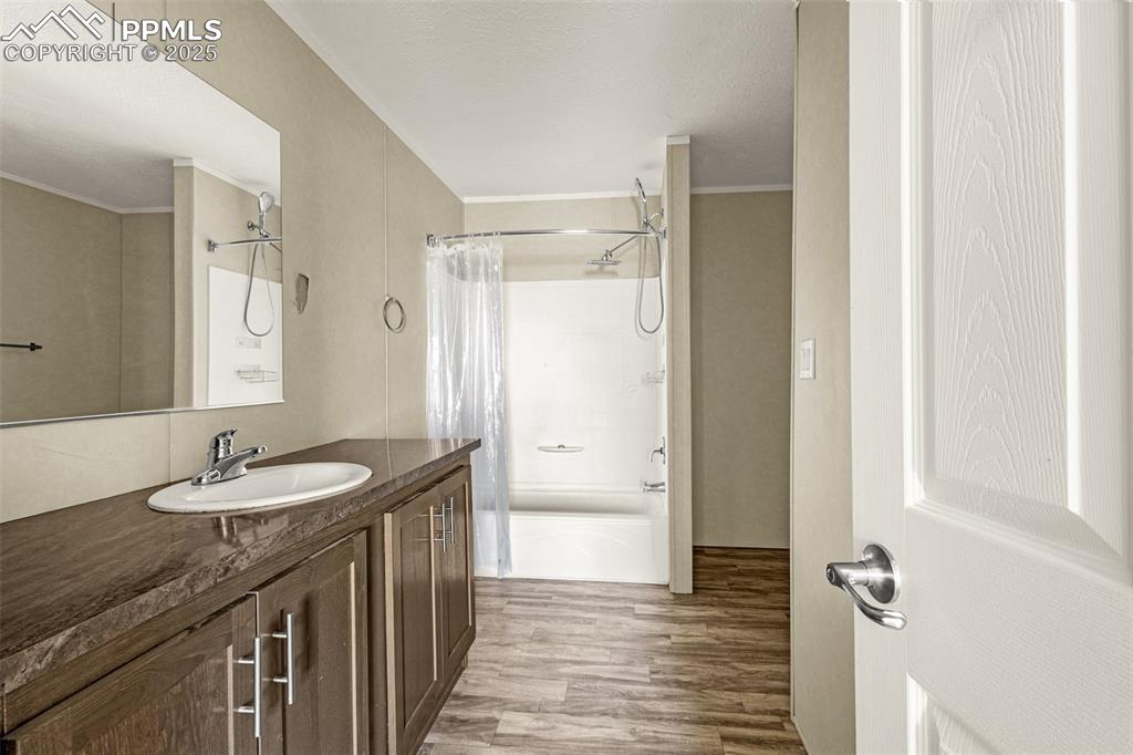 Image 13 of 23: Bathroom