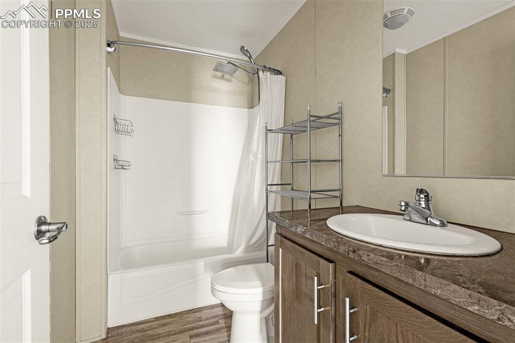 Image 17 of 23: Bathroom