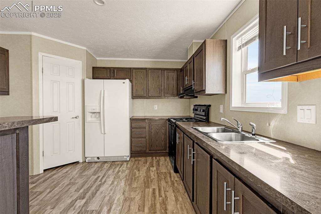 Image 6 of 23: Kitchen