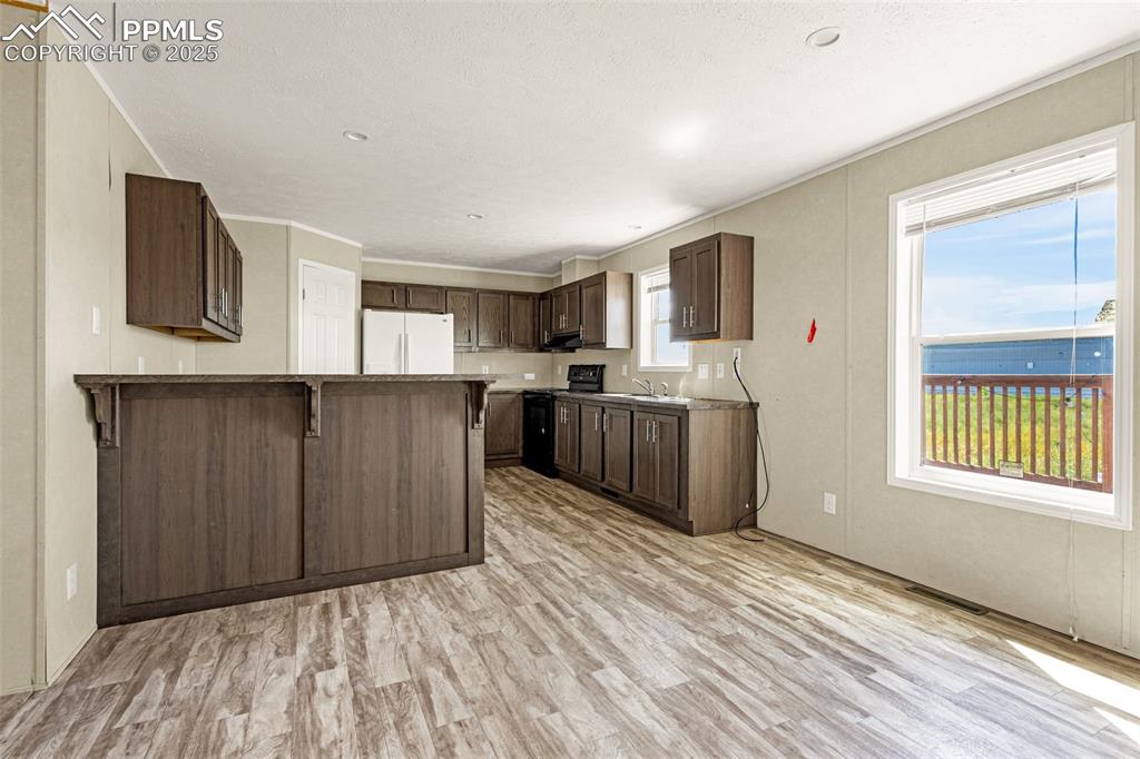 Image 7 of 23: Kitchen