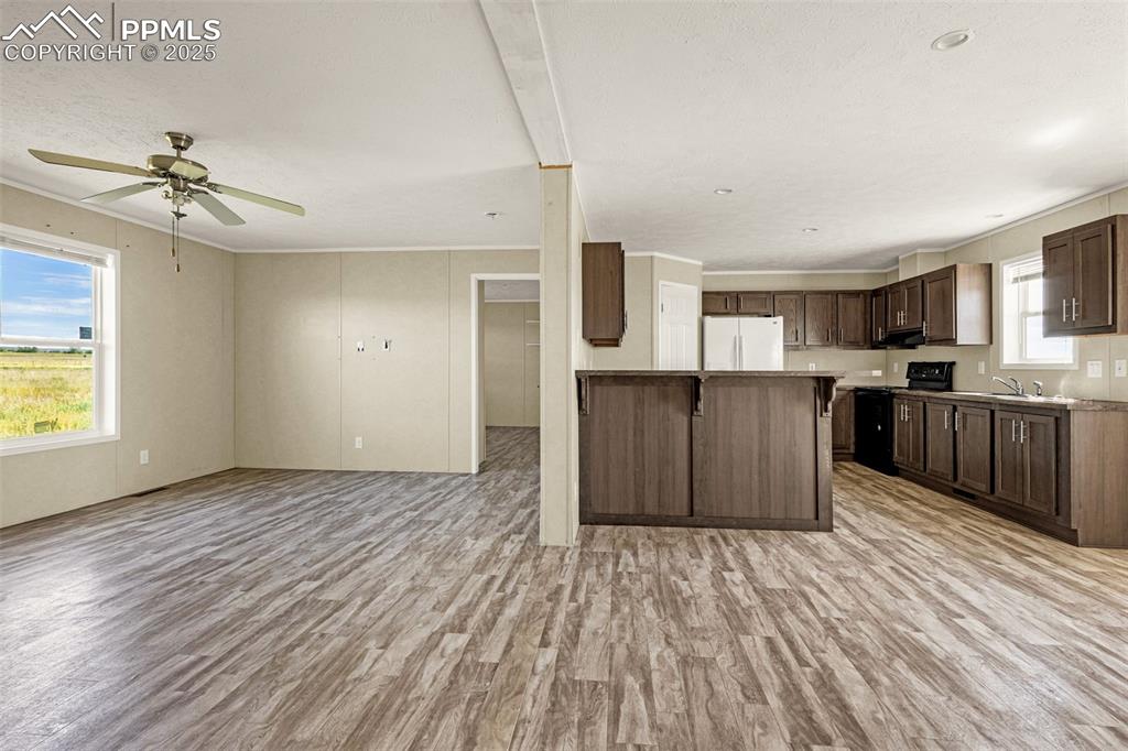 Image 9 of 23: Kitchen