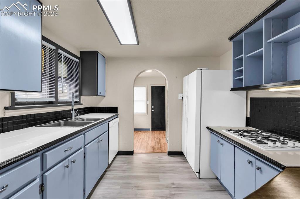 Image 4 of 10: Kitchen