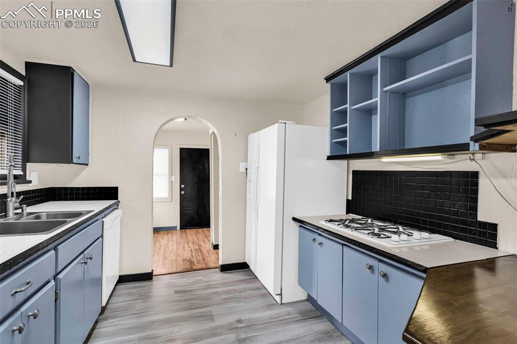 Image 5 of 10: Kitchen
