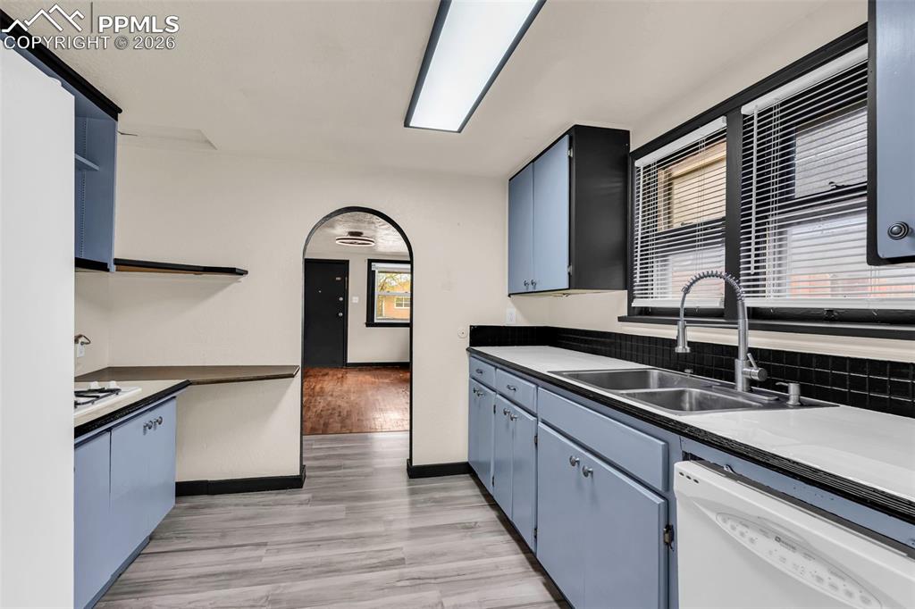 Image 6 of 10: Kitchen