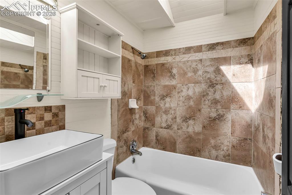 Image 8 of 10: Bathroom