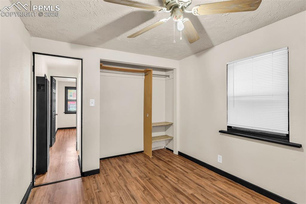 Image 9 of 10: Bedroom