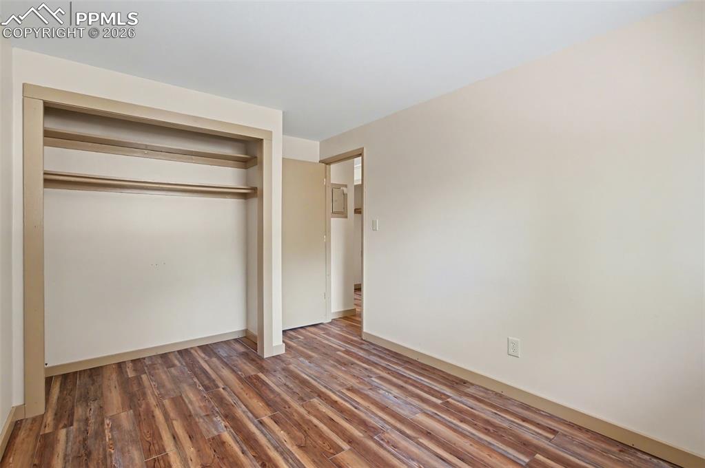 Image 11 of 17: Bedroom