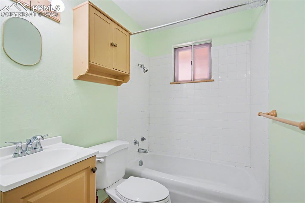 Image 12 of 17: Bathroom