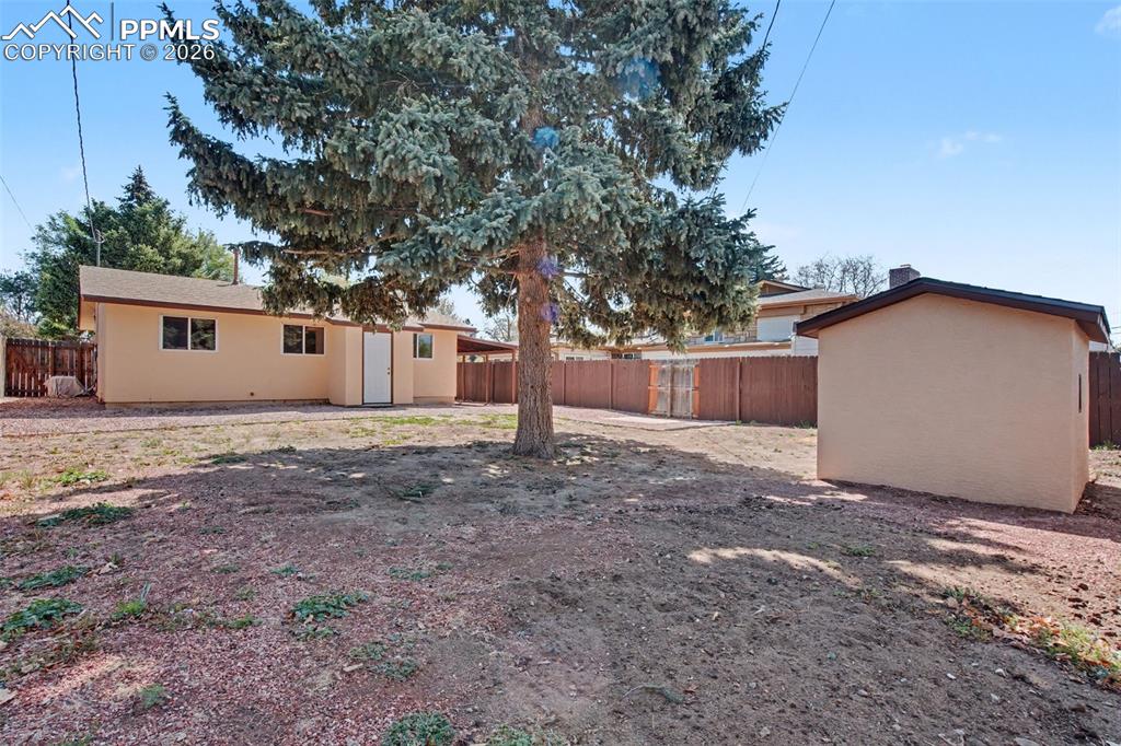 Image 13 of 17: Yard