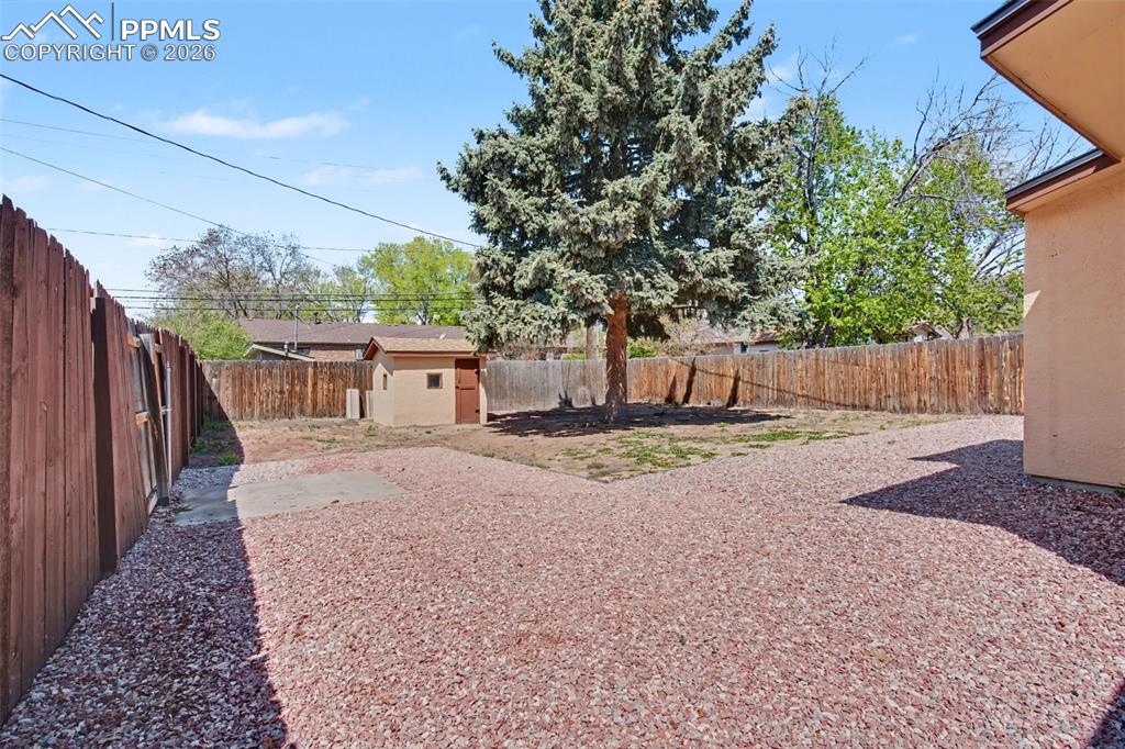 Image 14 of 17: Yard