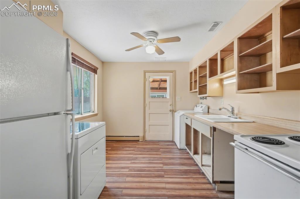 Image 3 of 17: Kitchen