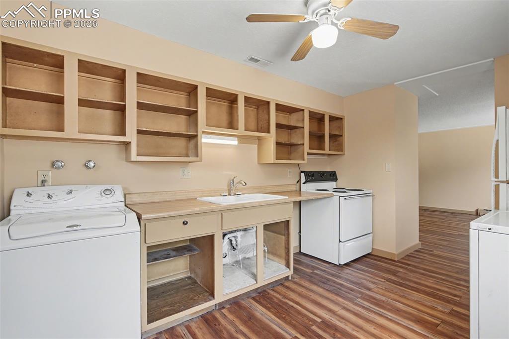 Image 4 of 17: Kitchen