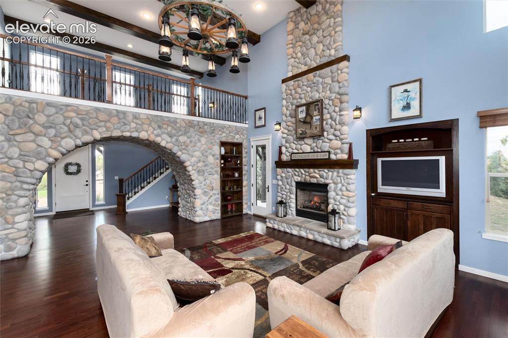 Image 14 of 44: Living Room