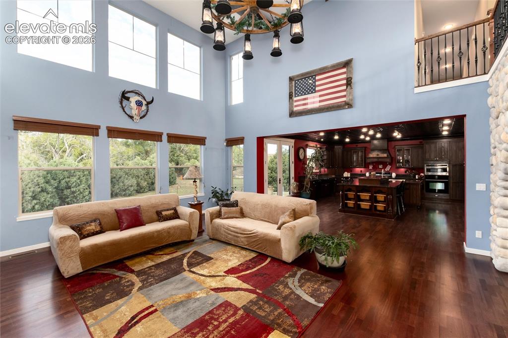 Image 16 of 44: Living Room