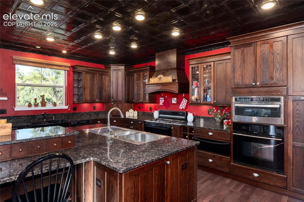 Image 19 of 44: Kitchen
