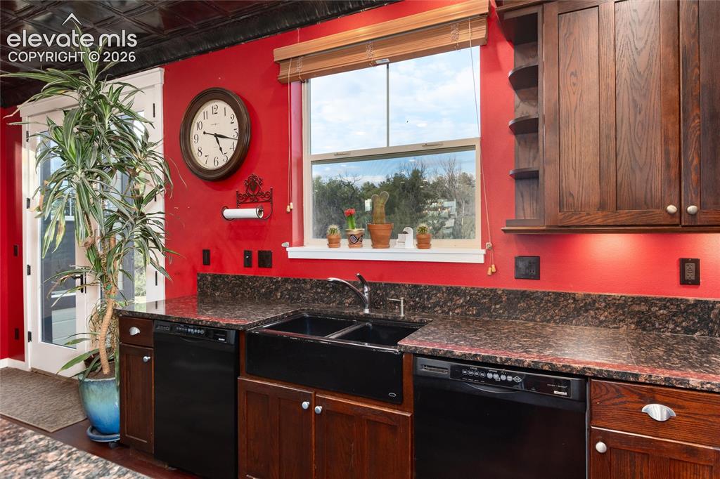 Image 22 of 44: Kitchen
