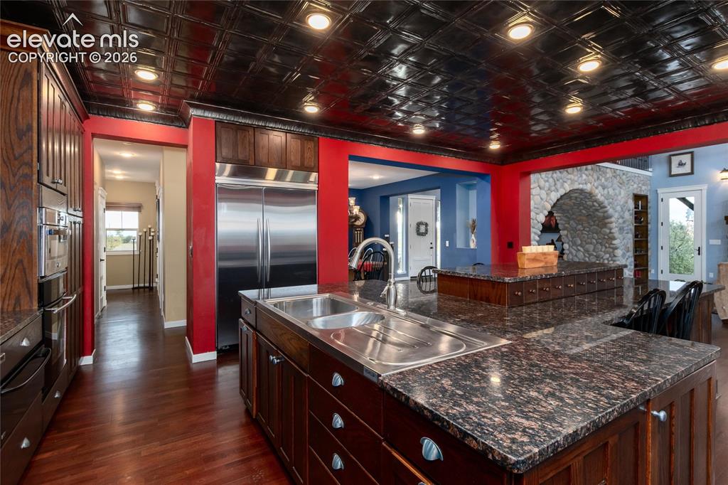 Image 23 of 44: Kitchen