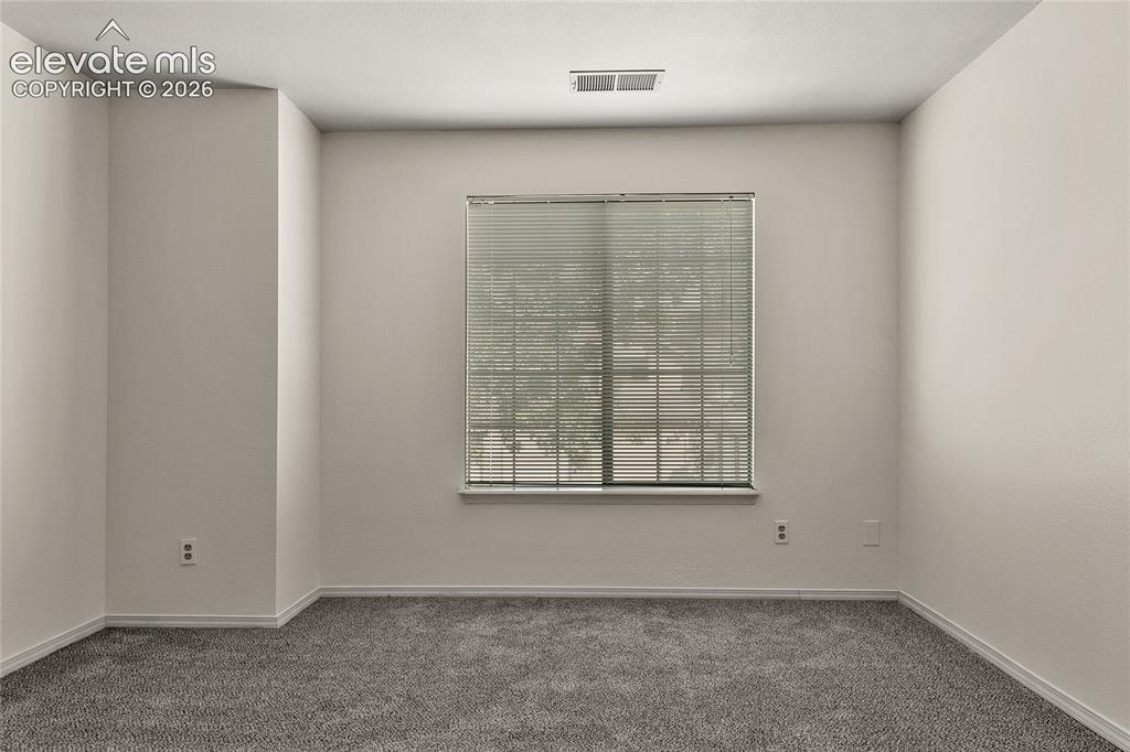 Image 14 of 27: Bedroom